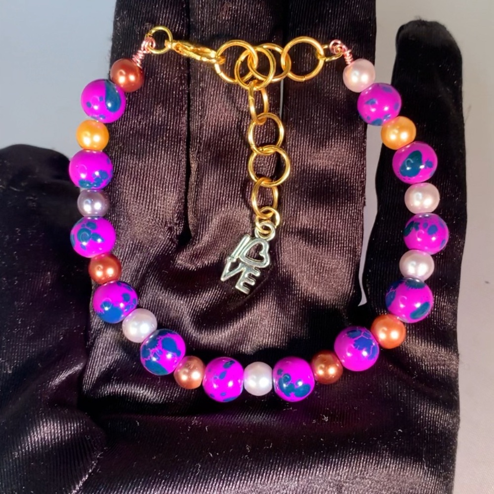 VIOLET SCRIPT — Handcrafted Purple & Gold Glass Beaded Bracelet with Love Charm